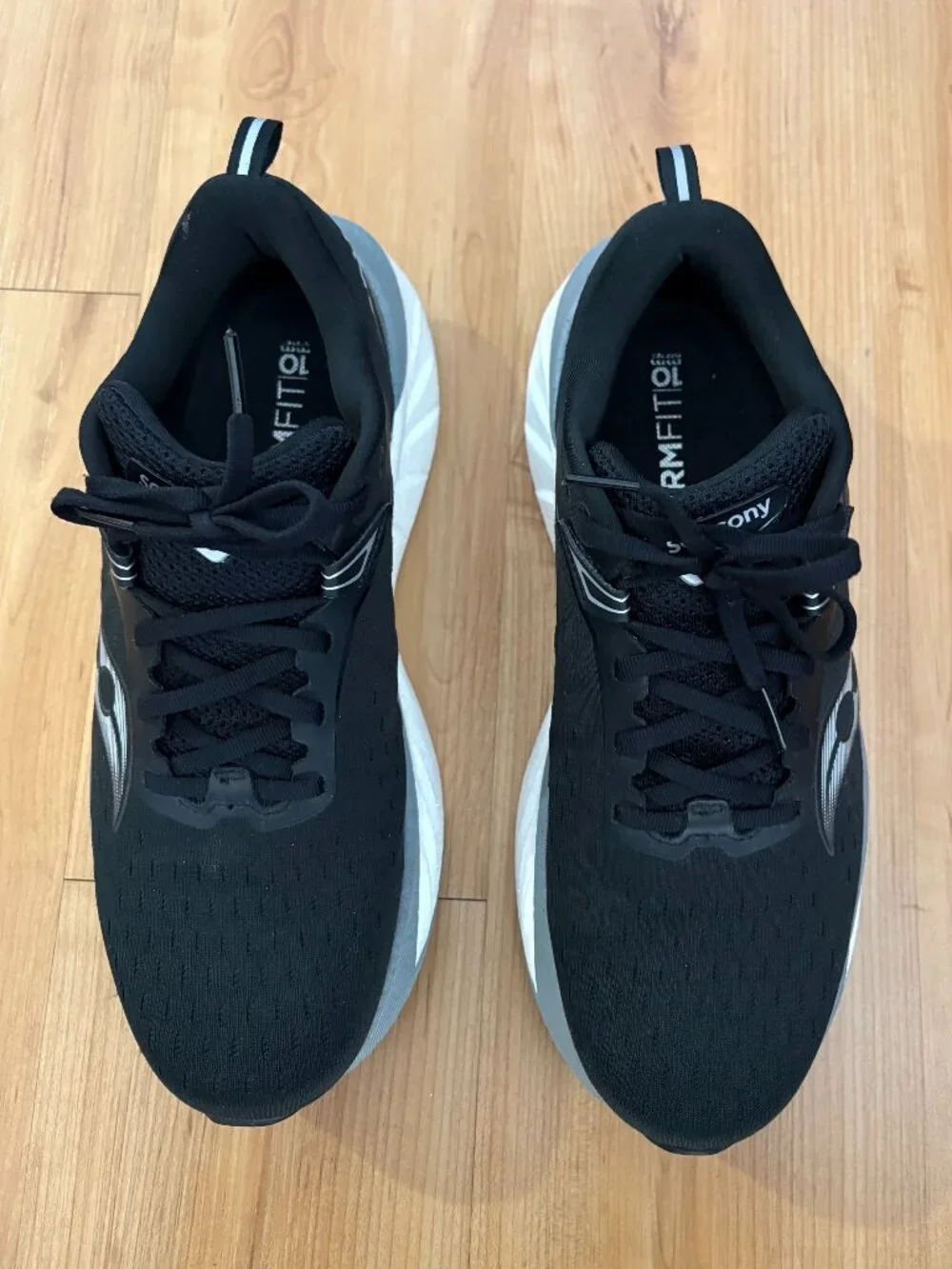 Saucony Women's Size 10 1/2 Medium Running Shoes Triumph 22 Black/White